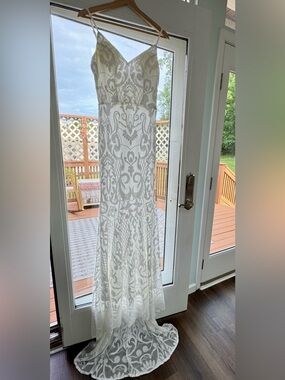 White Lace Strapless Wedding Dress, Gown with Intricate Pattern Detail sz 4